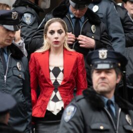 Lady Gaga, machiată și costumată în Harley Quinn