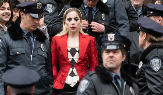 Primele imagini cu Lady Gaga în rolul lui Harley Quinn. Actrița a filmat continuarea seriei Joker în afara tribunalului Trump Grand Jury din New York