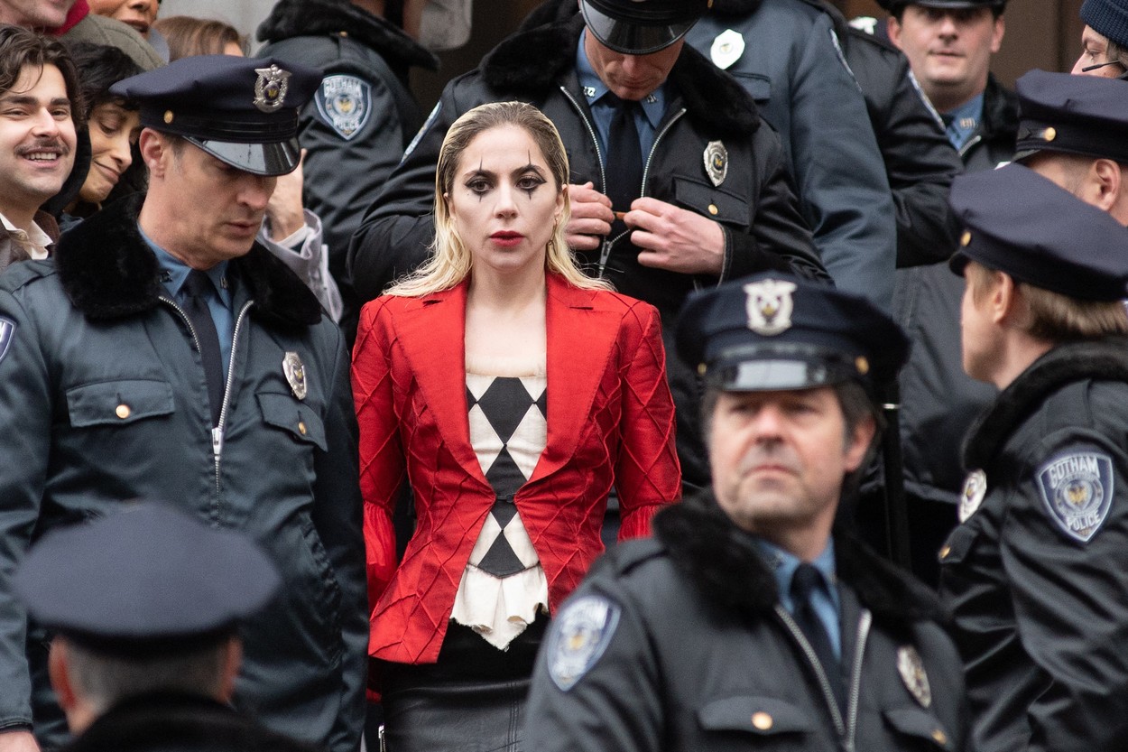 Lady Gaga, machiată și costumată în Harley Quinn