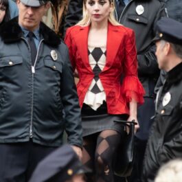 Lady Gaga pe scările tribunalului din New York, în rolul lui Harley Quinn