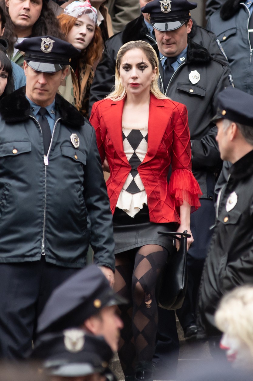 Lady Gaga pe scările tribunalului din New York, în rolul lui Harley Quinn