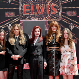 Lisa Marie, alături de cele trei fiice ale sale și Priscilla Presley, la premiera filmului Elvis