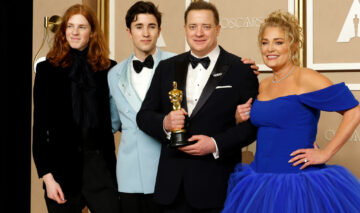 Brendan Fraser alături de familia sa, cu premiul Oscar în mână