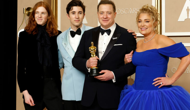 Brendan Fraser alături de familia sa, cu premiul Oscar în mână