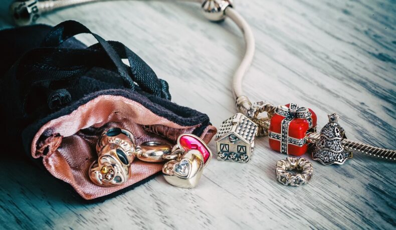 O geantă plină cu obiecte care aduc noroc în dragoste