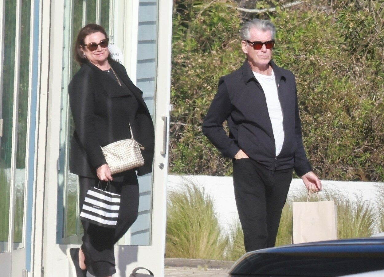 Pierce Brosnan, alături de soția sa, în Malibu, în ținute complet negre