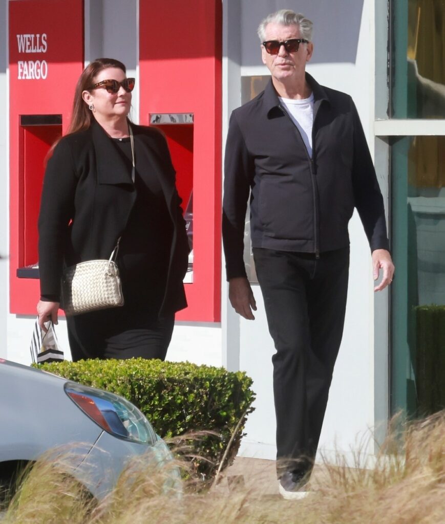 Pierce Brosnan cu soția sa, la o sesiune de cumpărături în Malibu