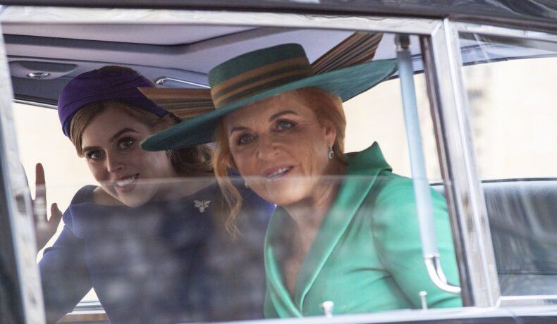 Prințesa Eugenie alături de mama sa, Sarah Fergundon, într-o mașină în drum spre castelul Windsro