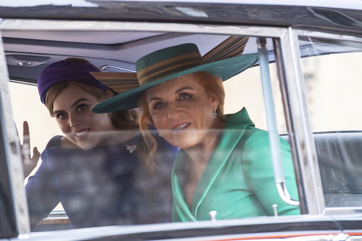 Prințesa Eugenie alături de mama sa, Sarah Fergundon, într-o mașină în drum spre castelul Windsro
