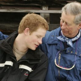 Regele Charles alături de Prințul Harry într-o excursie la schi din anul 2005 din Elveția