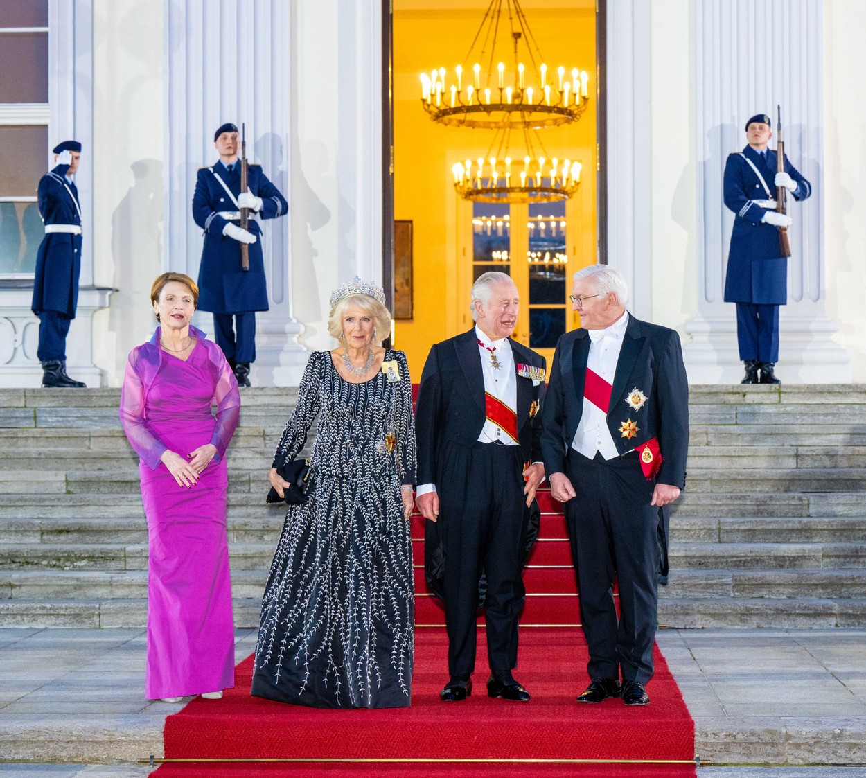 Regina Camilla și Regele Charles , alături de președintele Germaniei și de soția acestuia, pe treptele palatului