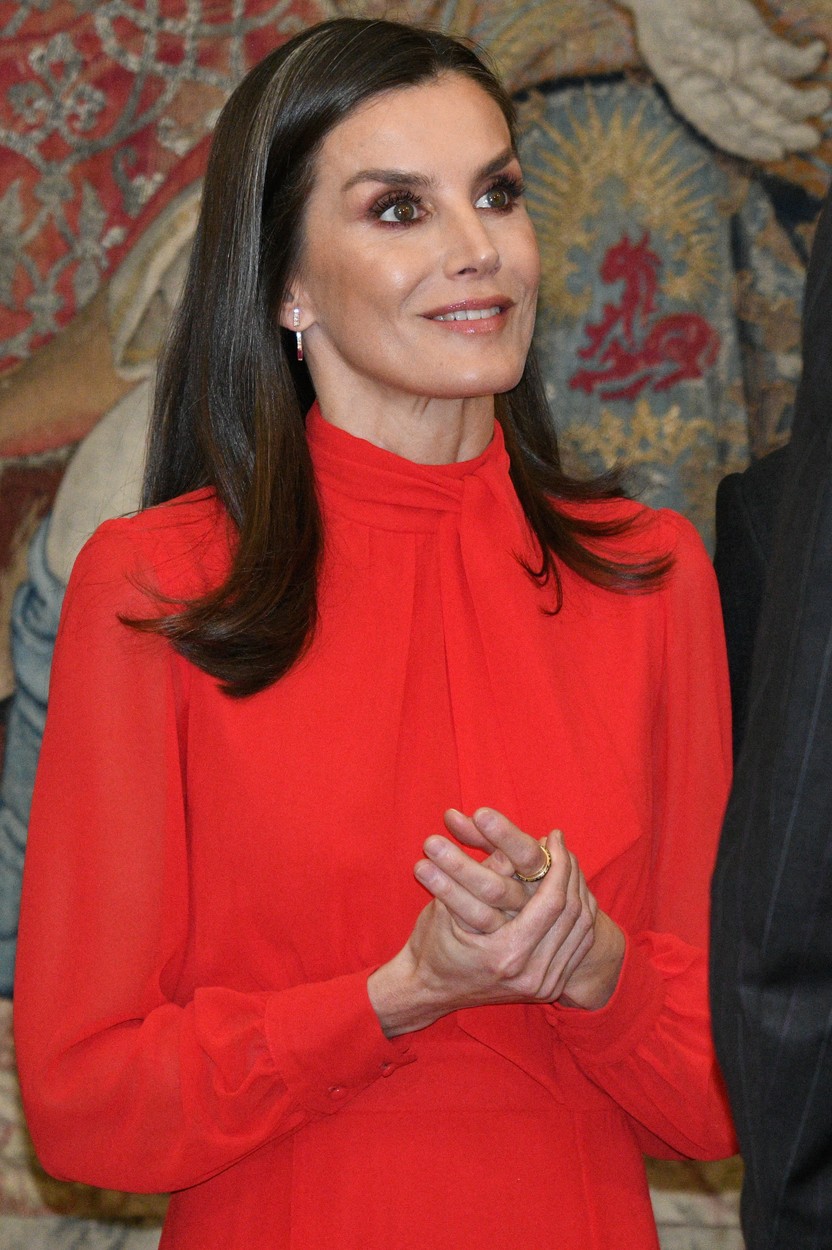 Regina Letizia, cu mâinile împreunate, fotografiată în timp ce zâmbește