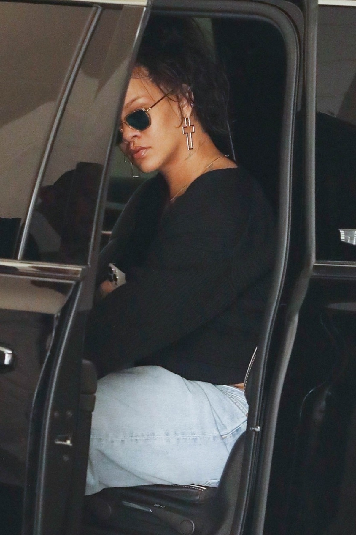 Rihanna într-o pereche de blugi și o bluză neagră pe străzile din Beverly Hills