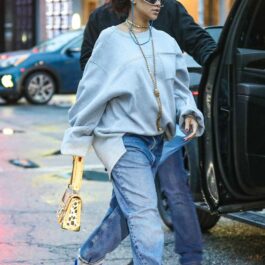 Rihanna, încălțată într-o pereche de ghete albastre, voluminoase