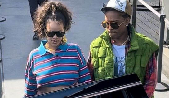 Rihanna a purtat un crop top albastru. Cântăreața și-a expus burtica de gravidă la o întâlnire cu A$AP Rocky