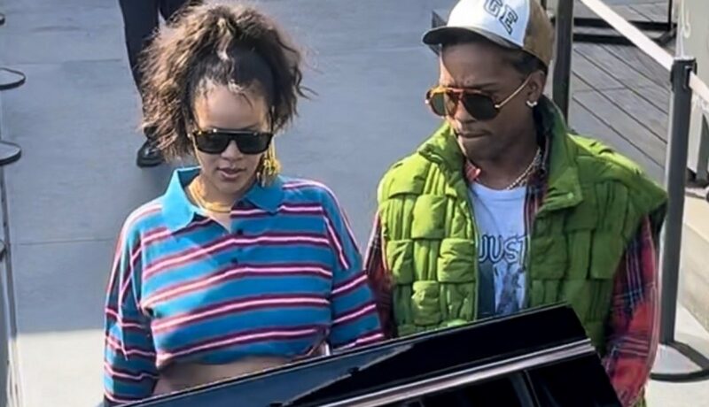 Rihanna a purtat un crop top albastru. Cântăreața și-a expus burtica de gravidă la o întâlnire cu A$AP Rocky