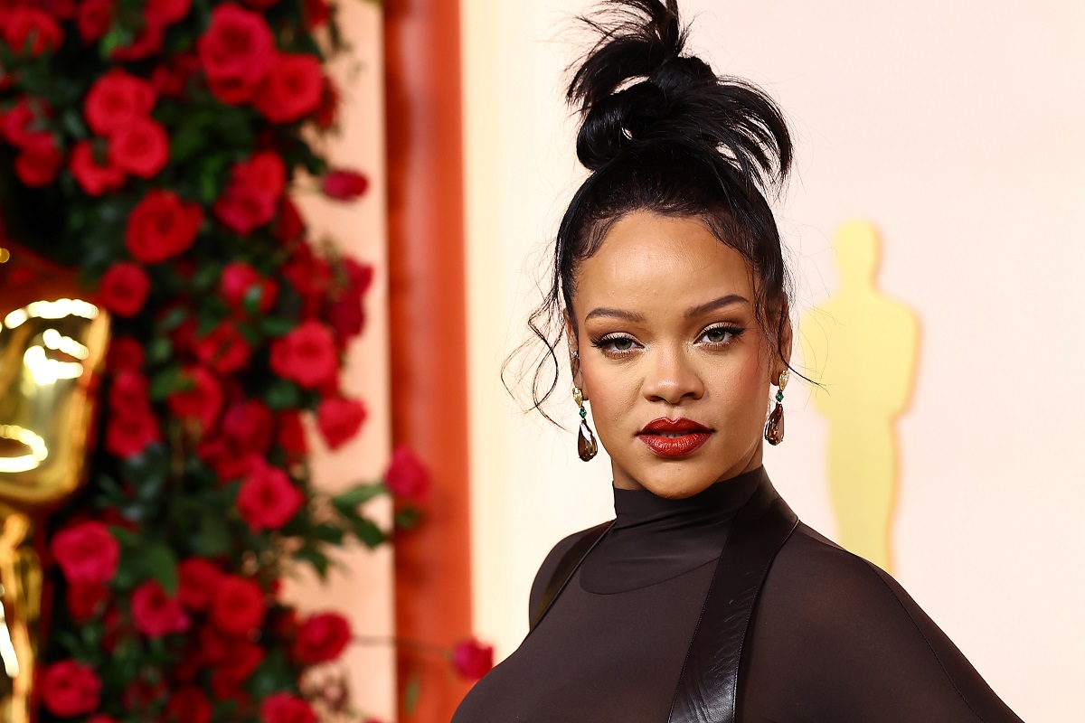 Rihanna pe covorul roșu la Oscaruri cu părul prins