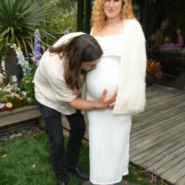 Rumer Willis este sărutată pe burtica de gravidă de către partenerul ei