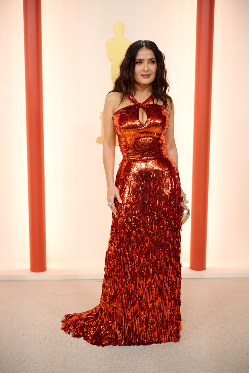 Salma Hayek, într-o rochie roșie, la Premiile Oscar 2023