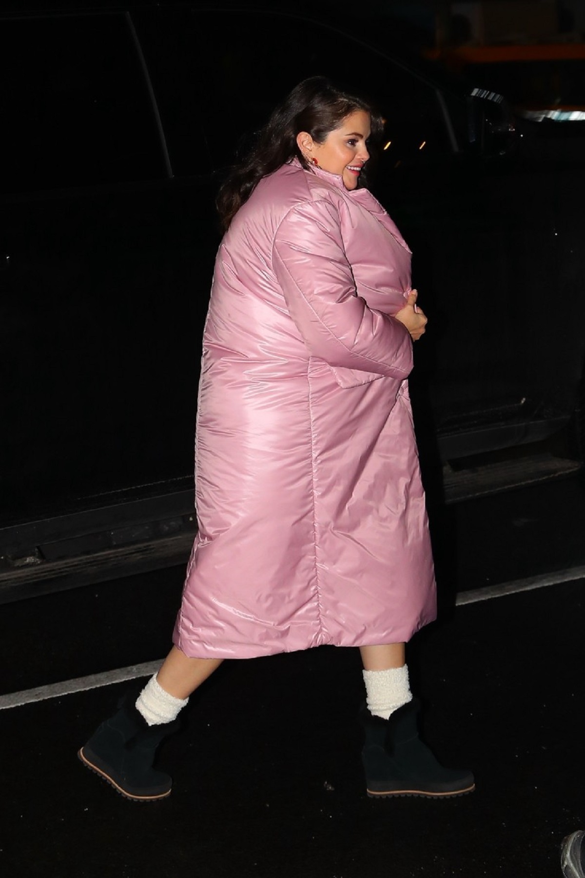 Selena Gomez într-o geacă violet pe străzile din New York