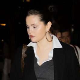 Selena Gomez în timp ce părăsește un hotel din New York