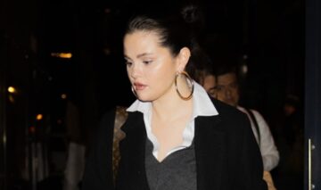Selena Gomez în timp ce părăsește un hotel din New York
