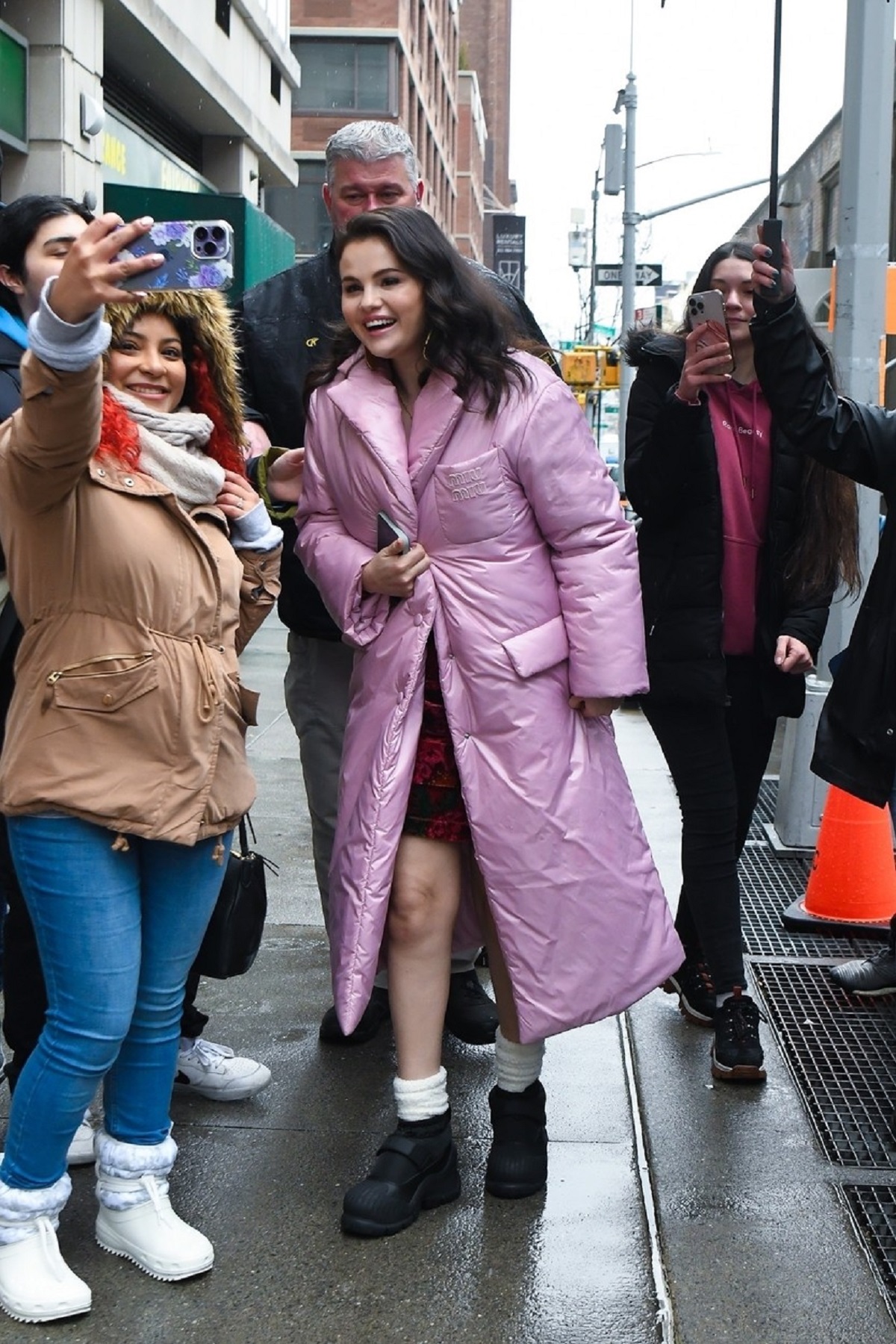 Selena Gomez în timp ce se pozează cu fanii săi pe străzile din New York