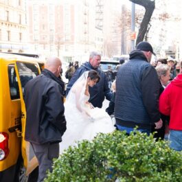 Selena Gomez într-o rochie albă de miereasă în timp ce coboară dintr-un taxi într-una din scenele serialului Only Murders in The Building