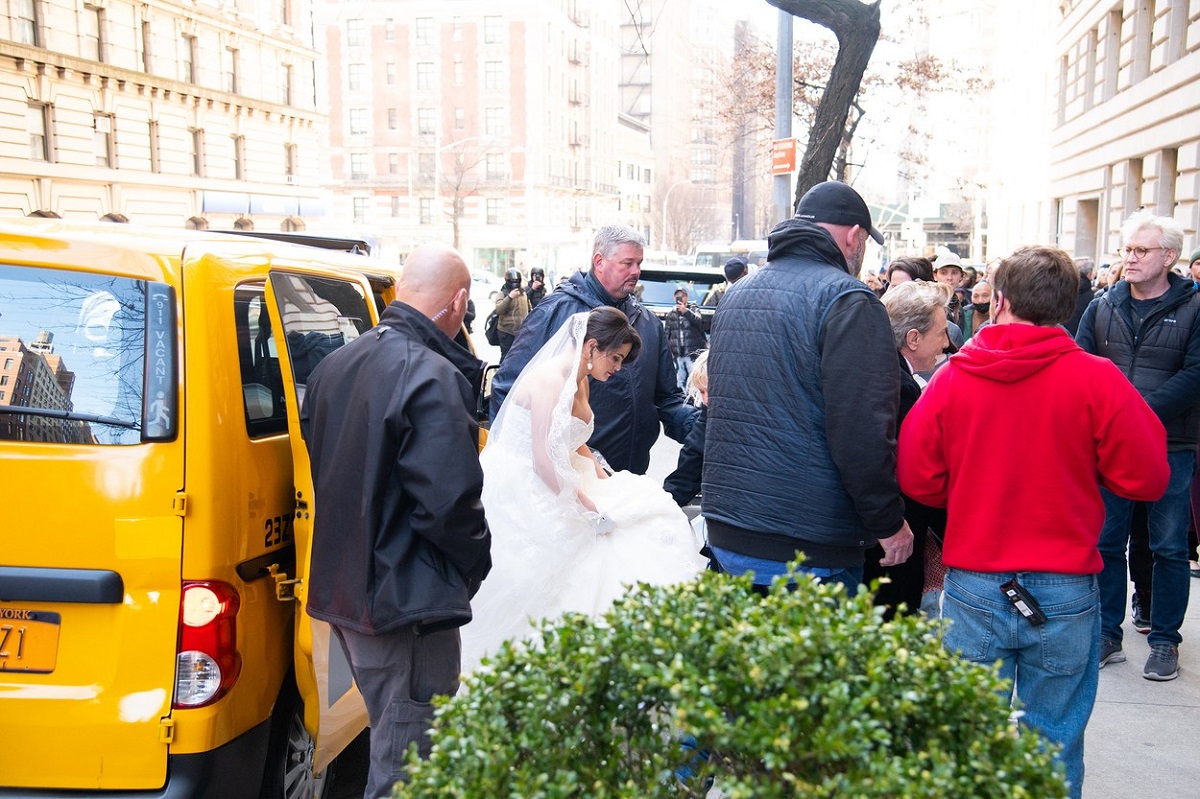 Selena Gomez într-o rochie albă de miereasă în timp ce coboară dintr-un taxi într-una din scenele serialului Only Murders in The Building