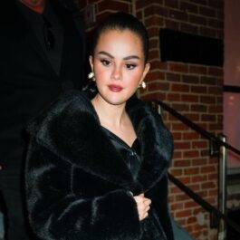 Selena Gomez într-o haină de blană neagră pe străzile din New York
