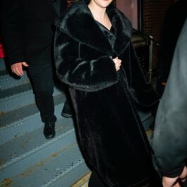 Selena Gomez într-o haină de blană neagră