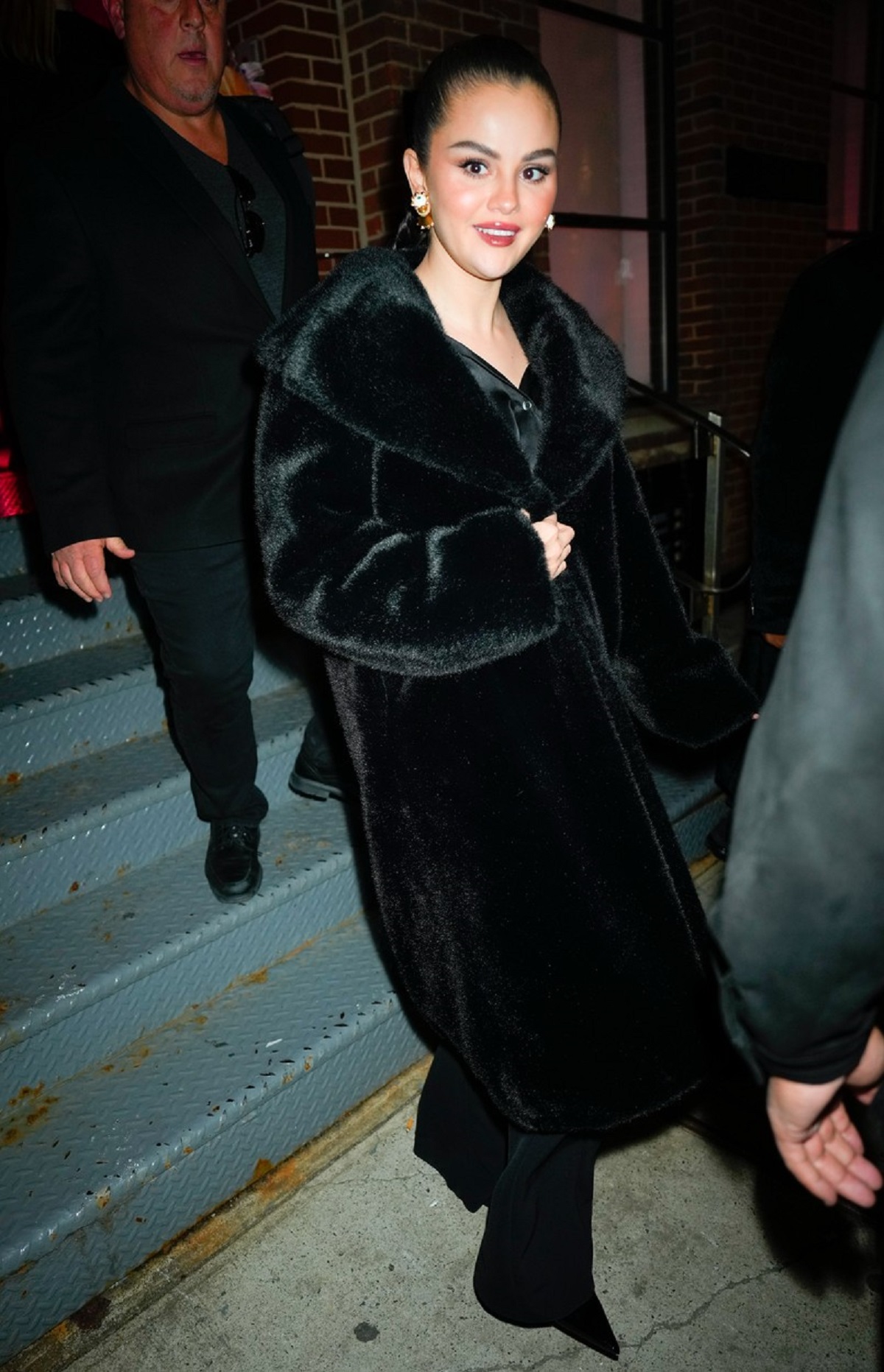 Selena Gomez într-o haină de blană neagră