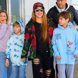 Shakira în aeroport alături de Sasha și Milan