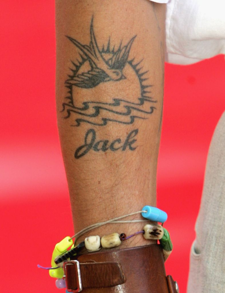 Mâna lui Johnny Depp, cu tatuajul și brățările la vedere