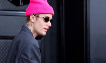 Justin Bieber, cu o căciulă roz pe cap, la Premiile Grammy și ochelari de soare la ochi