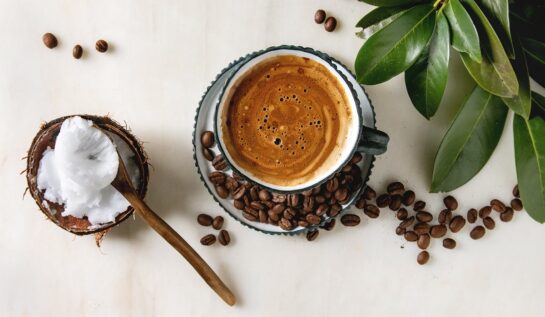 Uleiul de cocos în cafea: beneficii și contraindicații