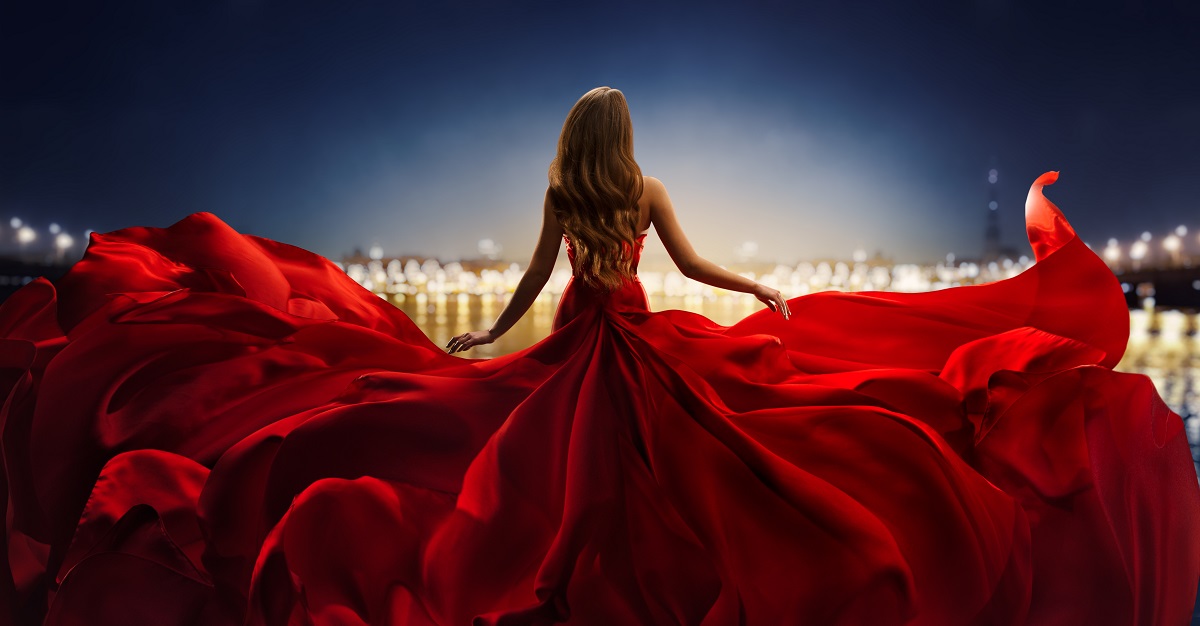 O femeie frumoasă într-o rochie roșie care ilustrează una dintre cele trei zodii norocoase în ziua de 11 martie 2023