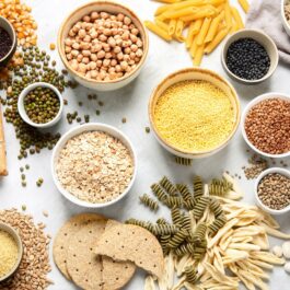 O masă plină cu cereale, semințe de chia și alte produse care conțin carbohidrați