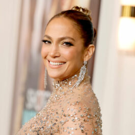 Jennifer Lopez, la premiera Shotgun Wedding, într-o rochie cu pietre