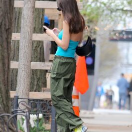 Emily Ratajkowski a fost fotografiată cu spatele în ținuta casual pe care a ales-o pentru plimbarea în New York