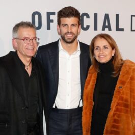Gerard Pique în timp ce pozează alături de mama sa, Montserrat Bernabéu, și tatăl său, Joan pique