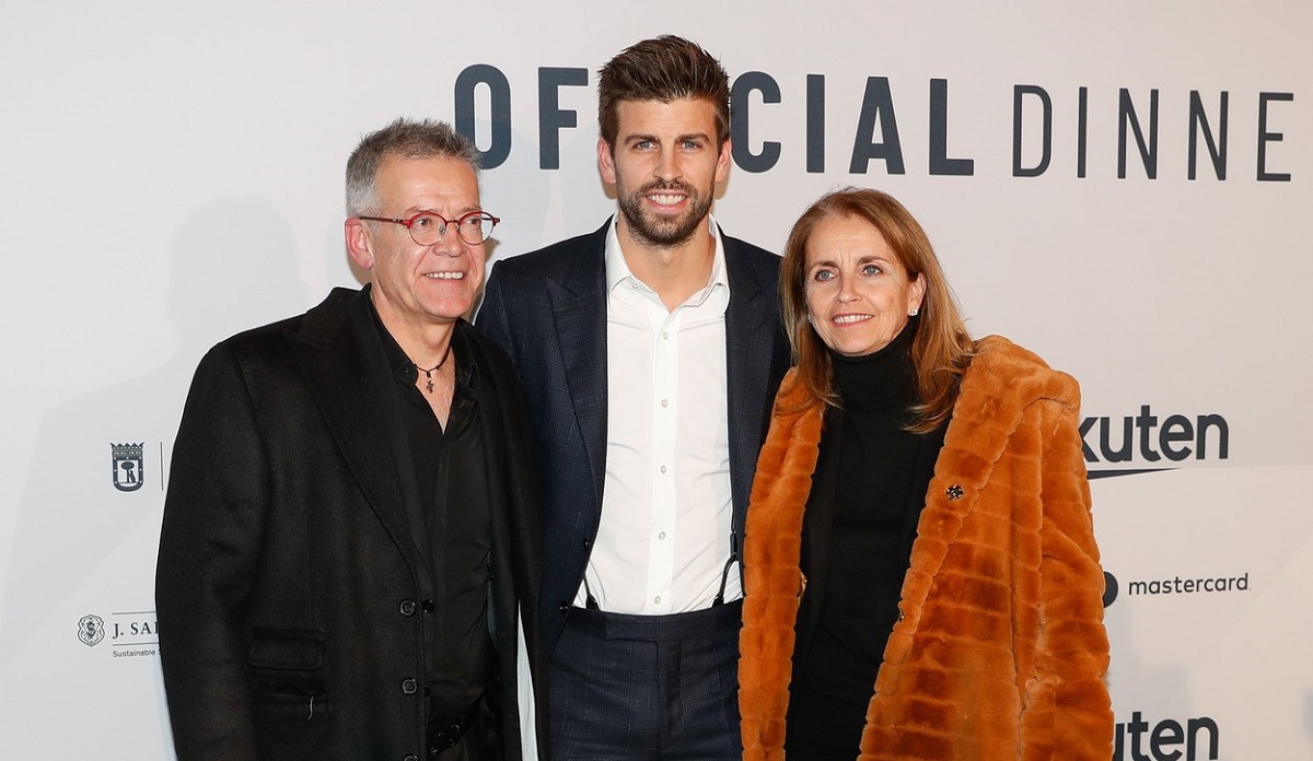 Gerard Pique în timp ce pozează alături de mama sa, Montserrat Bernabéu, și tatăl său, Joan pique