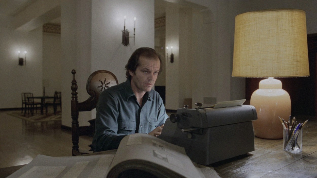 Jack Nicholson stând la birou într-o scenă din The Shining