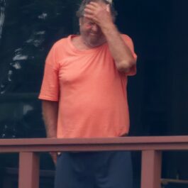 Jack Nicholson într-un tricou portocaliu pe balconul casei sale