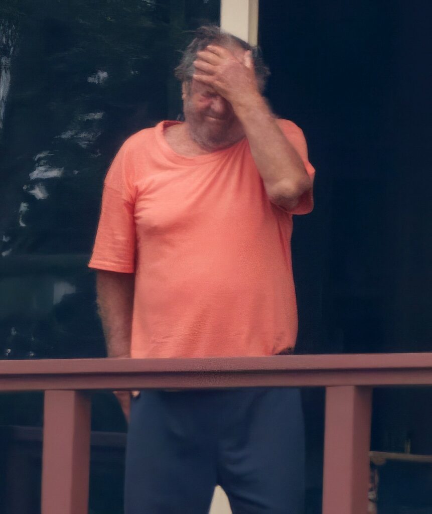 Jack Nicholson într-un tricou portocaliu pe balconul casei sale