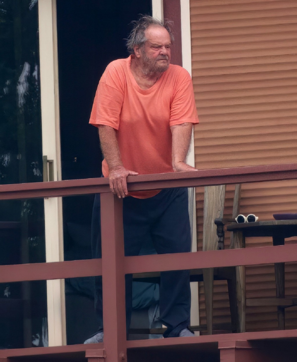 Jack Nicholson în timp ce stă srpjinit de balustrada balconului