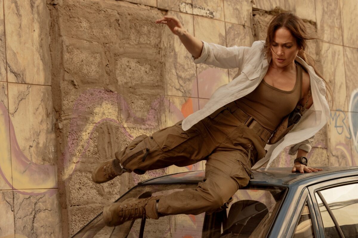 Jennifer Lopez sare pe o mașină în rolul din filmul The Mother