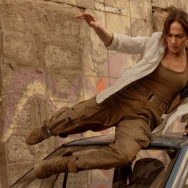 Jennifer Lopez sare pe o mașină în rolul din filmul The Mother
