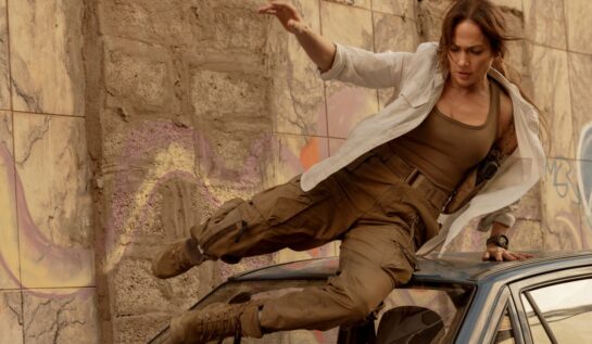 Jennifer Lopez sare pe o mașină în trailer-ul pentru filmul „The Mother”. Primele imagini cu vedeta în rolul noii producții