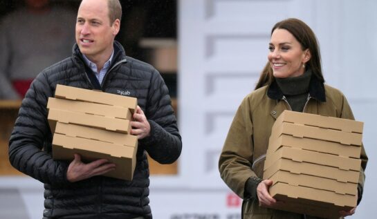 Kate Middleton și Prințul William au făcut o livrare surpriză. Prințul și Prințesa de Wales au dus personal pizza echipei de salvare montană Central Beacons